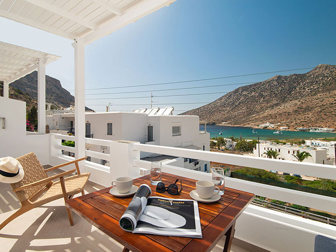 Βεράντα στα deluxe στούντιο με θέα στη θάλασσα