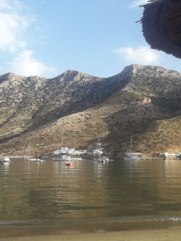 Η παραλία των Καμαρών στη Σίφνο